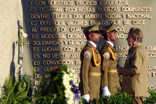 Santiago de Cuba clôt les hommages à Fidel Castro avec un défilé populaire