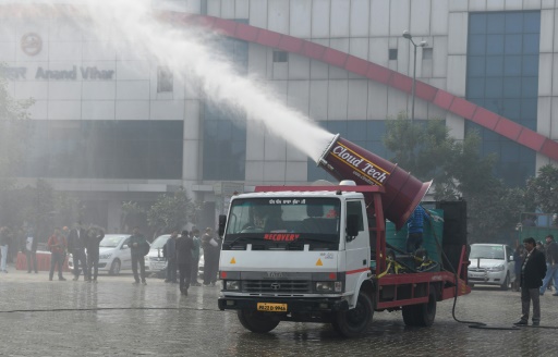 Un brumisateur géant contre la pollution à Delhi