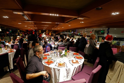 Un Noël sur la Seine et loin du quotidien pour 600 invités du Secours catholique