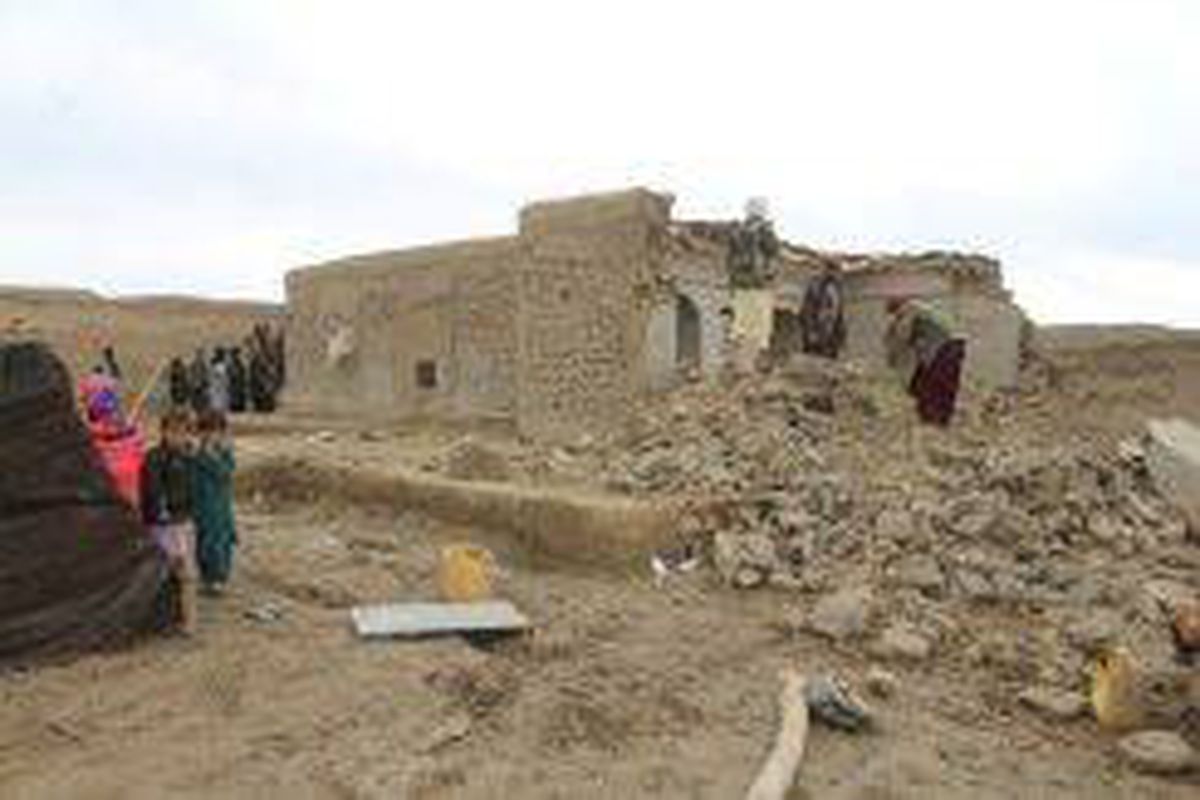 <p/>Des rescapés du tremblement de terre fouillent leur maison, à Qadis, le 1                  </div>
            </div>

        </div>

        
        <div class=