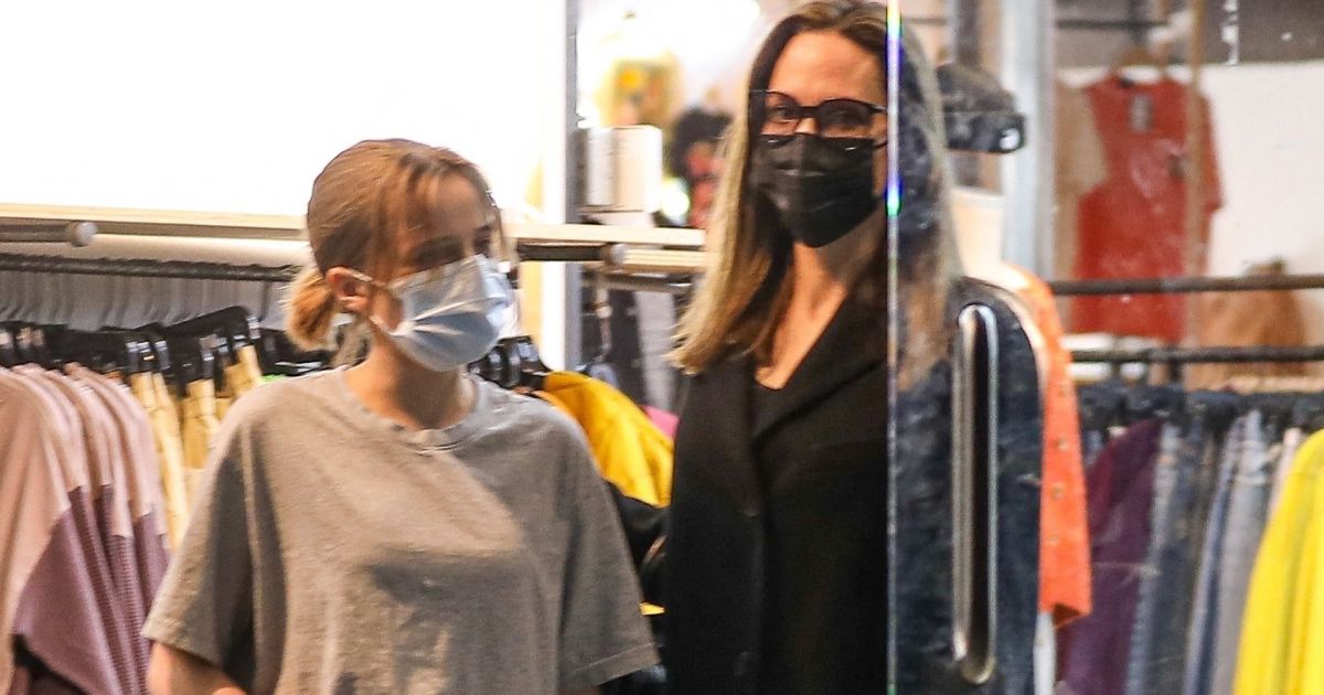 Angelina Jolie et sa fille Vivienne : elles s’offrent une petite virée shopping !