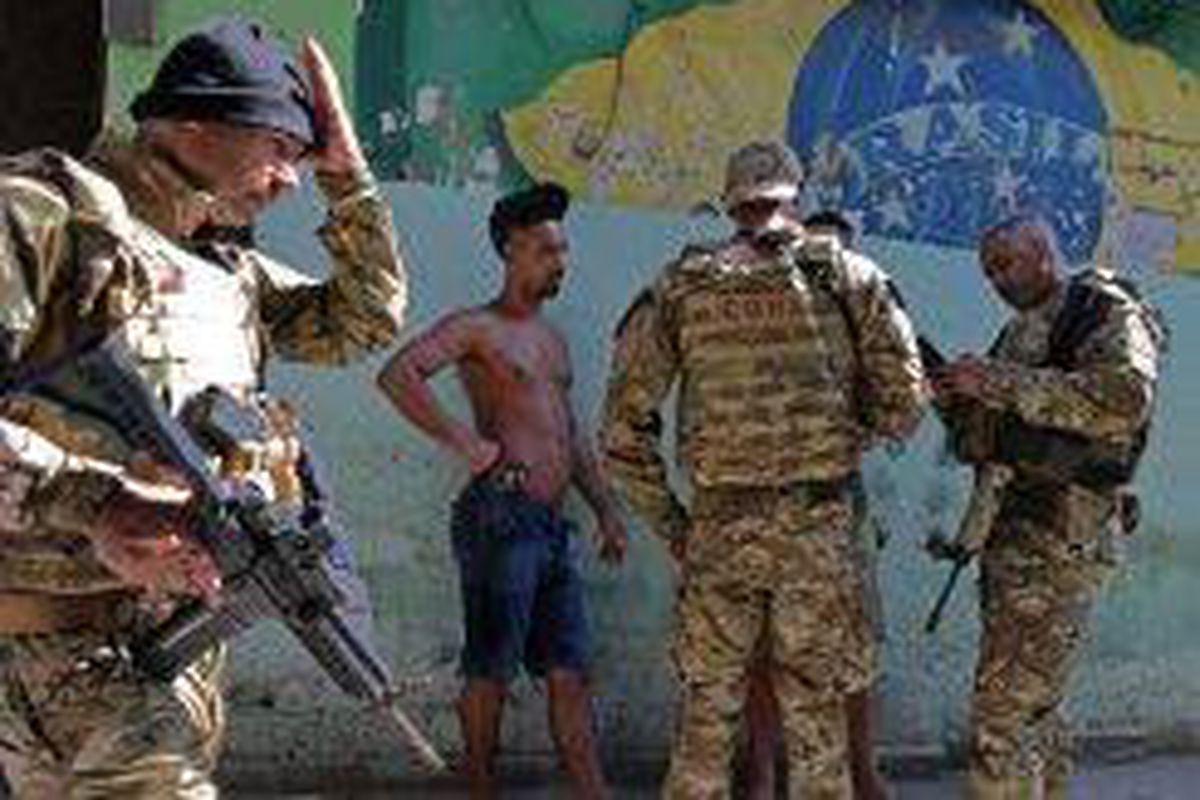 <p/>Des membres des forces spéciales de la police brésilienne en pleine opéra                  </div>
            </div>

        </div>

        
        <div class=