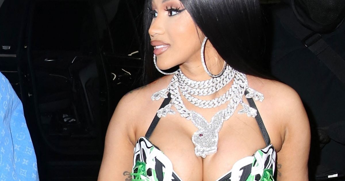 Cardi B empoche 4 millions de dollars… après avoir été traitée de “prostituée cocaïnomane”