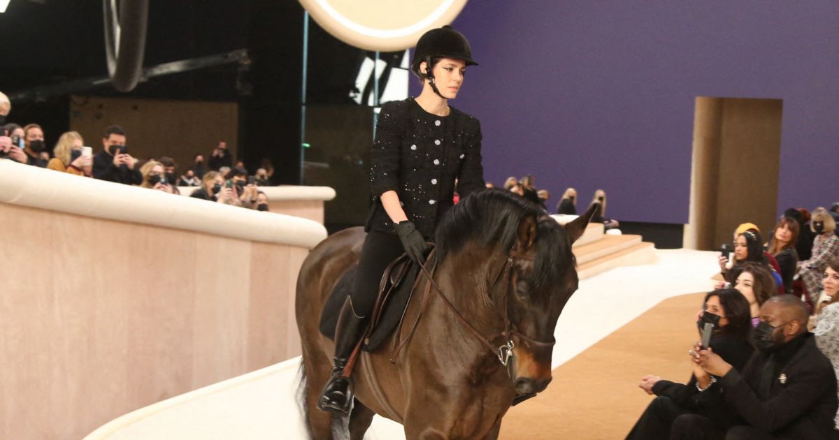 Charlotte Casiraghi : Cavalière stylée au défilé Chanel devant sa belle-mère Carole Bouquet