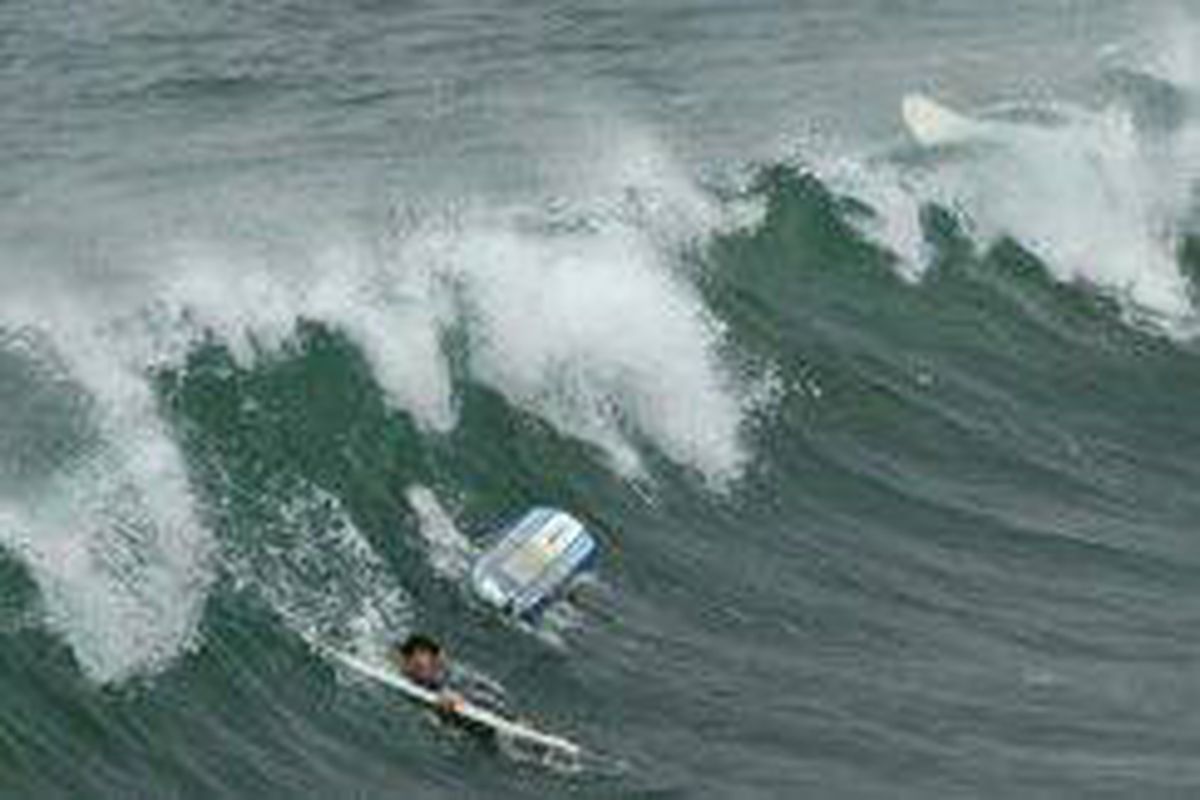 <p/>Des surfers s'agrippent à leurs planches à Manhattan Beach, en Californie                 </div>
            </div>

        </div>

        
        <div class=