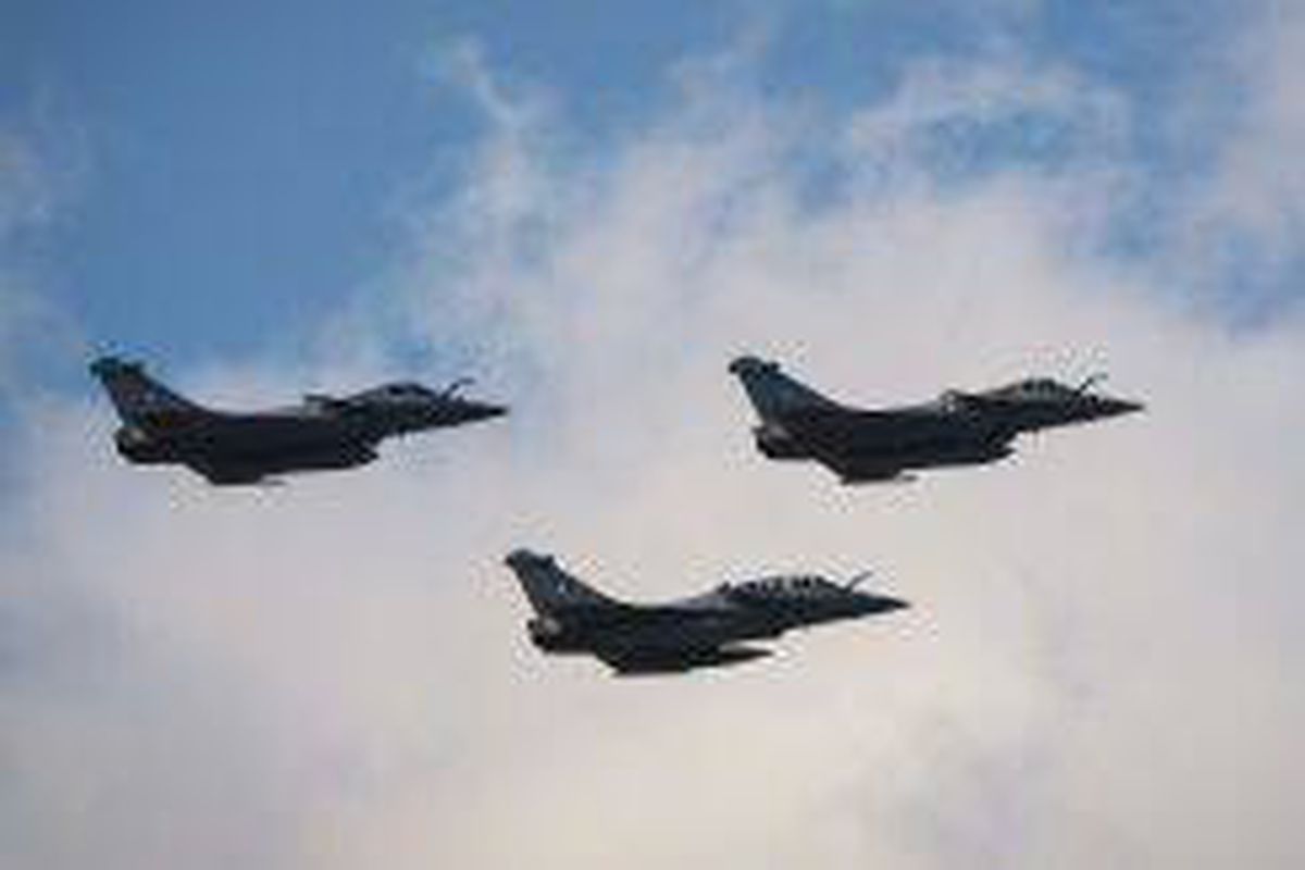<p/>Trois avions de combat Rafale survolant Athènes, le 19 janvier 2022.