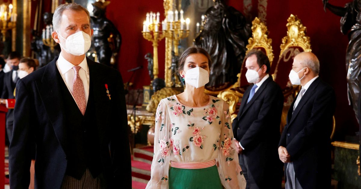 Letizia d’Espagne recycle une tenue de sa belle-mère, elle est canon