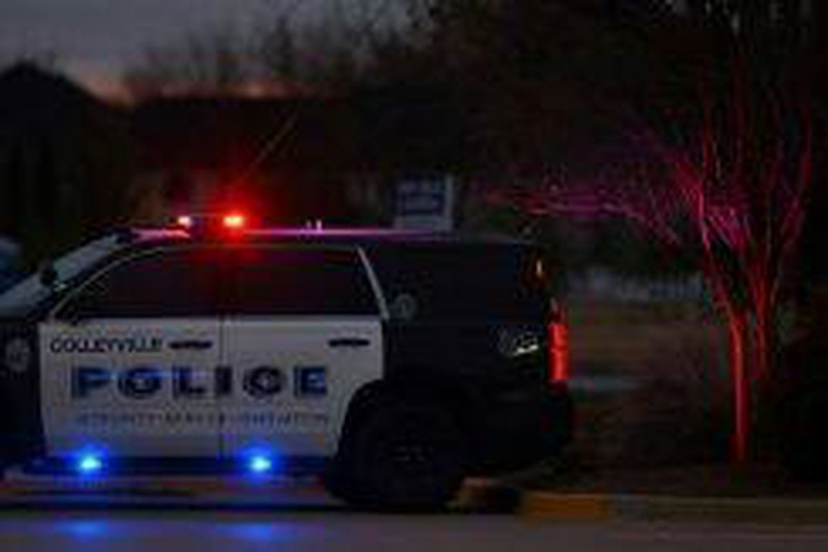 <p/>Une voiture de police circule près de la synagogue de Colleyville, au Tex                 </div>
            </div>

        </div>

        
        <div class=