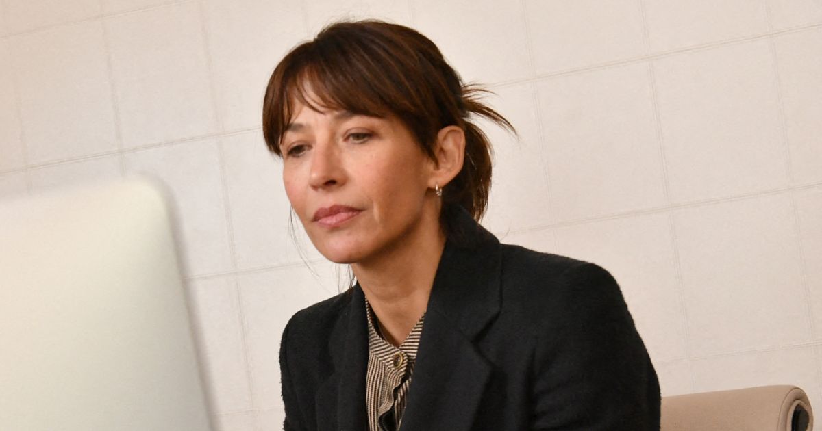 Sophie Marceau élégante en tailleur… auprès d’une star de la série Sex Education !