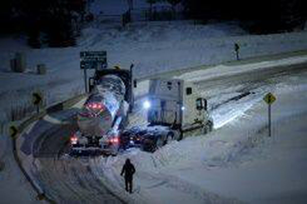 <p/>Des camions piégés par la neige surb l'autoroute 401 dans le sud de l'Ont                 </div>
            </div>

        </div>

        
        <div class=