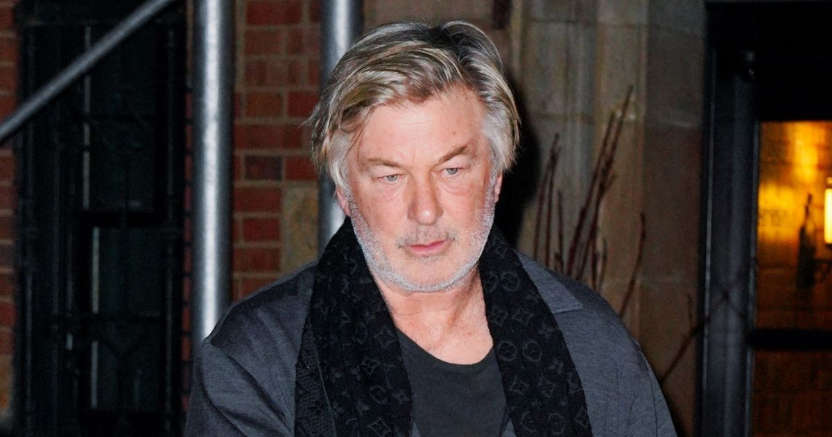 Tournage mortel du film Rust : Alec Baldwin n’a toujours pas donné son téléphone… sa défense floue