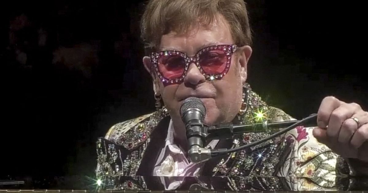 “C’était horrible à voir” : Elton John “secoué”, son jet victime d’un problème en vol, d’importants secours mobilisés