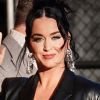 Katy Perry enceinte d’Orlando Bloom ? Une tenue en cuir très moulante donne la réponse !