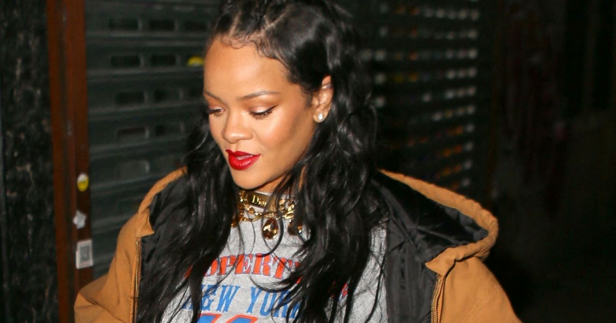 Rihanna enceinte : elle dévoile son baby bump dans une tenue sexy, digne de Cléopâtre !