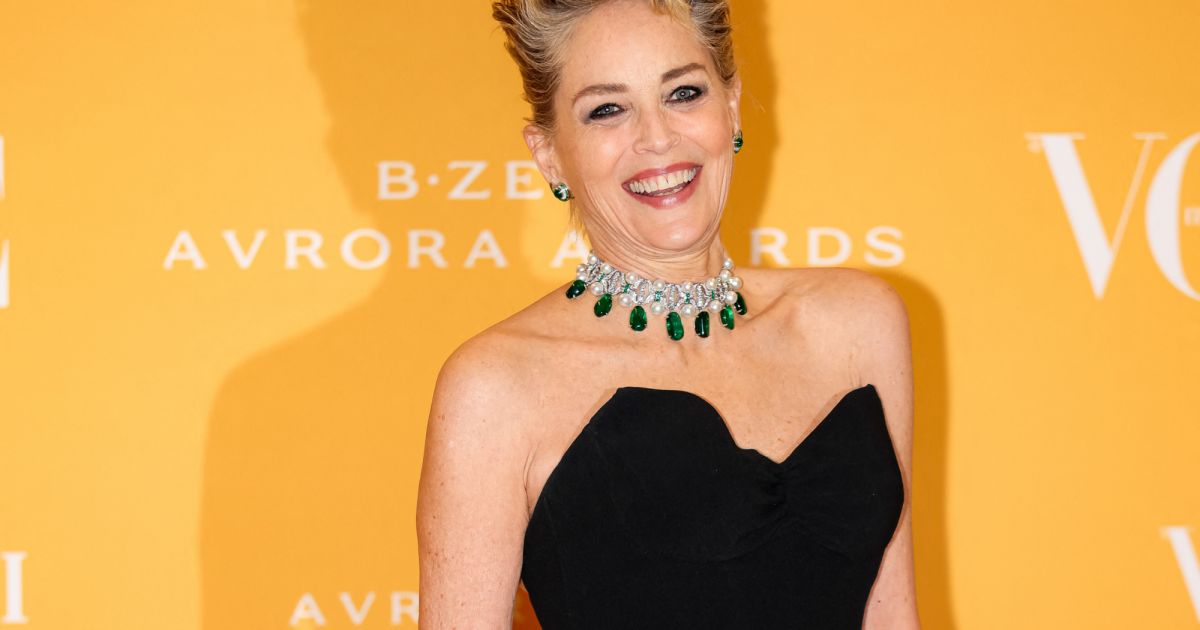 Sharon Stone canon et précieuse au côté de Kylie Minogue, sexy en robe fendue