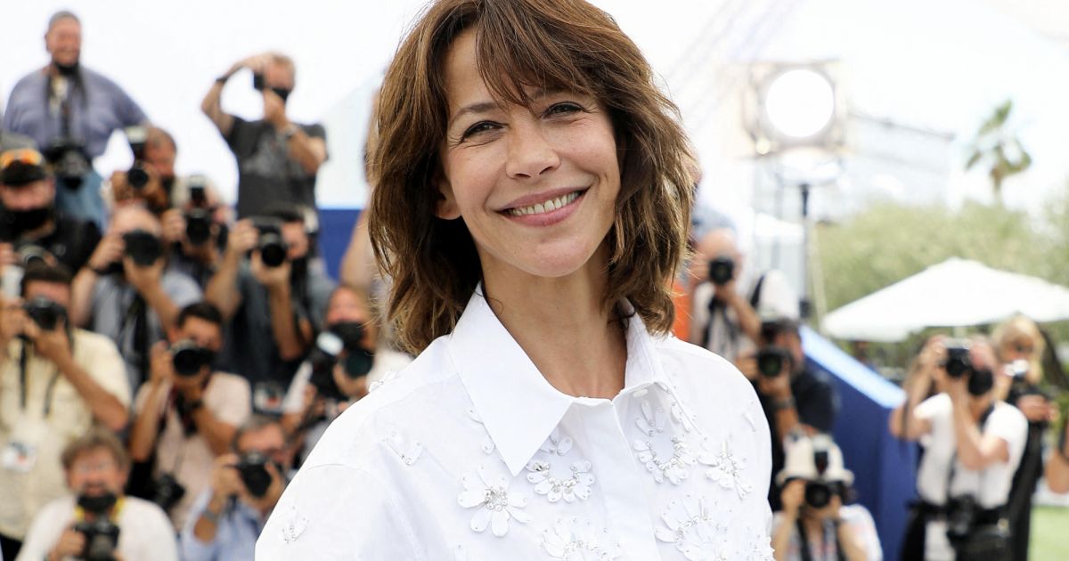 Sophie Marceau de retour… à Hollywood ! Costume de playmate, scène dénudée et applis de rencontre