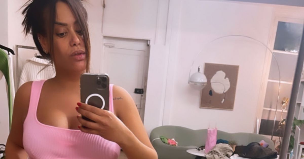 Amel Bent très enceinte : elle défile dans un ensemble sublime pour la Fashion Week !