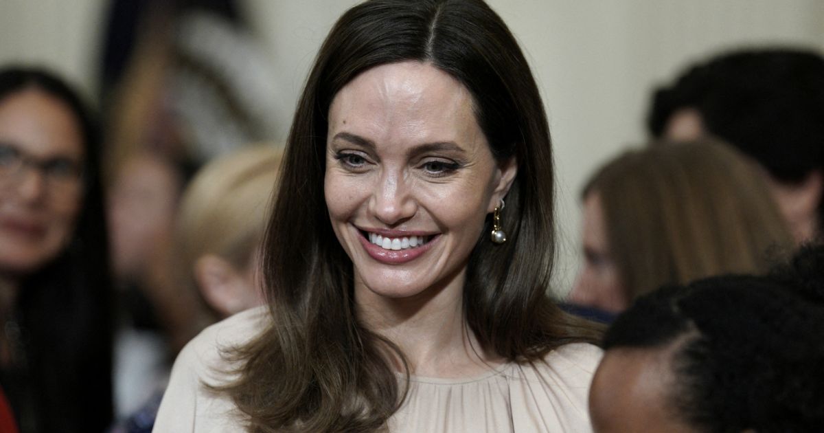 Angelina Jolie sublime avec sa fille Zahara : apparition marquante à la Maison-Blanche