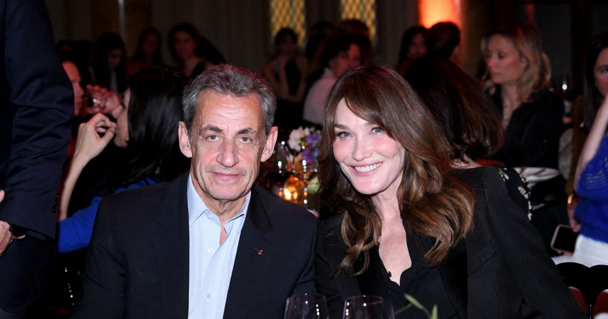 Carla Bruni tactile avec Nicolas Sarkozy : tendre caresse et preuve d’amour en plein show