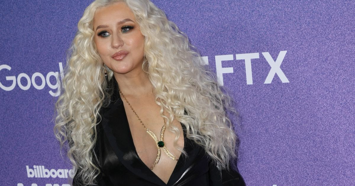 Christina Aguilera canon en costume décolleté devant Ciara, sexy et féline