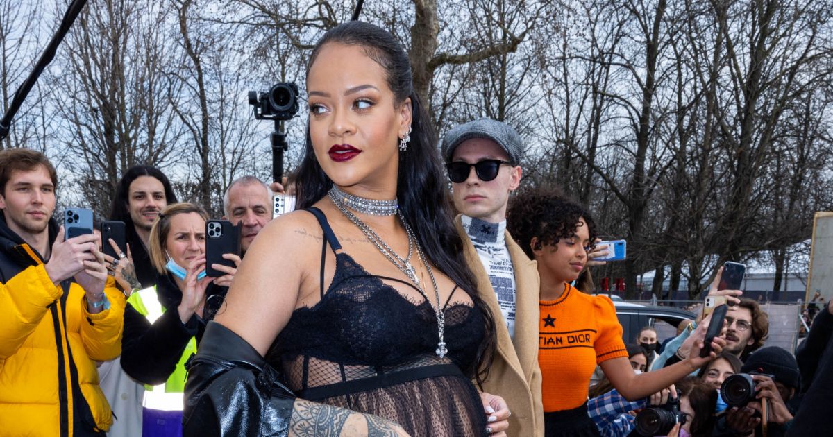 Rihanna enceinte : décolleté osé, paillettes et large ventre nu… Nouveau look de grossesse bluffant !