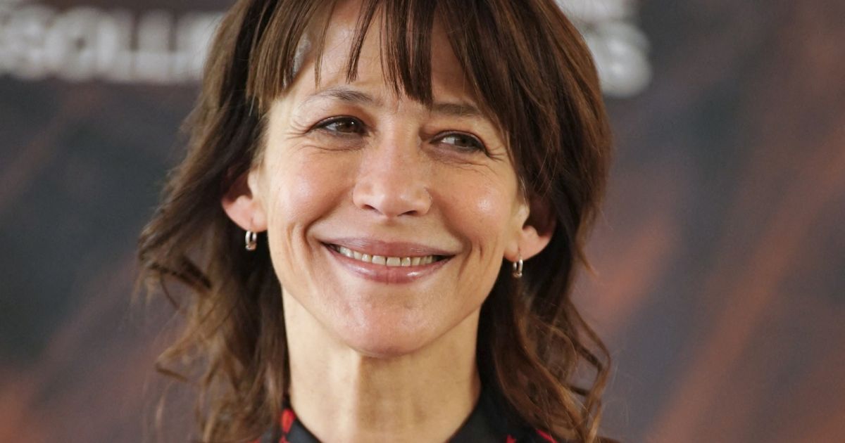 Sophie Marceau vit une “romance sans complication” : en couple, elle reste discrète sur son compagnon