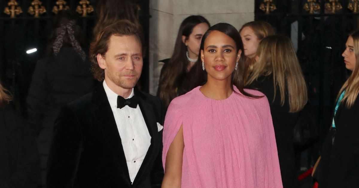 Tom Hiddleston fiancé à sa chérie Zawe Ashton ? Elle tente de cacher sa bague… en vain !
